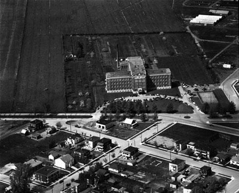 Vue aérienne de l’hôpital Saint-Charles et de son entourage immédiat, en 1955. (Archives CHSH, AP-5706)