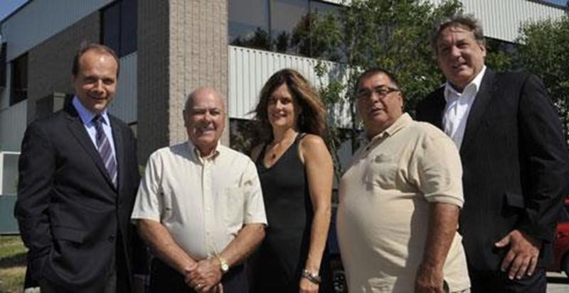 Sur la photo, de gauche à droite, on reconnaît Sylvain Garneau, président-directeur général du Groupe Lacasse; Guy Lacasse, Nathalie Laberge, directrice générale adjointe au CLD Les Maskoutains; Pierre Saint-Onge, maire de Saint-Pie; et Mario de Tilly, directeur général du CLD Les Maskoutains.