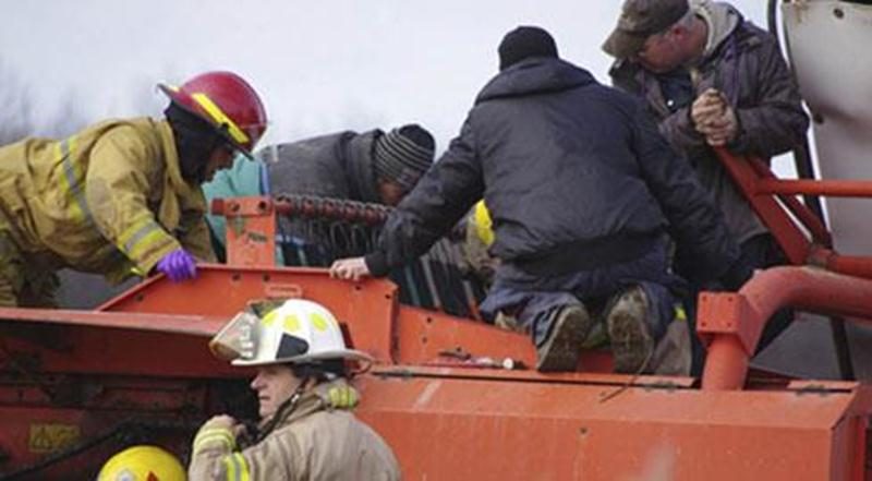 Un jeune homme de 24 ans de La Présentation a été blessé, mardi, lorsque sa jambe s'est retrouvée coincée dans une machinerie agricole sur une terre située en bordure du rang Salvail Nord à La Présentation. Selon un témoin, il aurait fallu plus d'une quarantaine de minutes pour sortir l'homme de sa position souffrante. Les pompiers de Saint-Hyacinthe ont été appelés afin d'utiliser les pinces de désincarcération. La victime a été transportée à l'hôpital. La CSST a ouvert une enquête puisqu'il s'