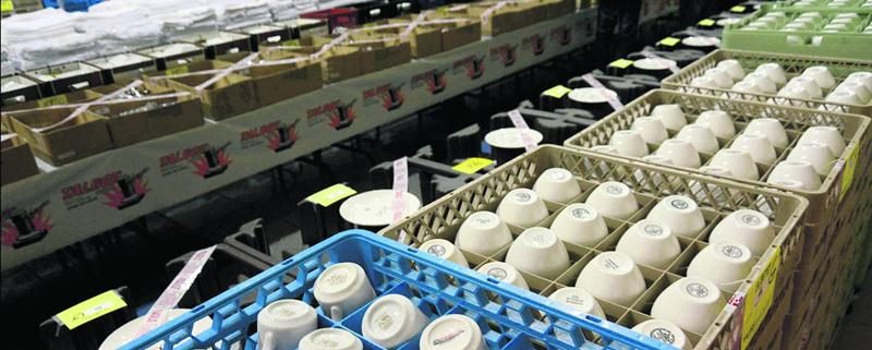 Le personnel de l’Hôtel des Seigneurs utilisait une quantité de vaisselle impressionnante. ­L’encanteur Talbot & associés a comptabilisé 29 750 ustensiles ainsi que 4 078 tasses à café, 7 762 assiettes et presque 10 000 verres.
