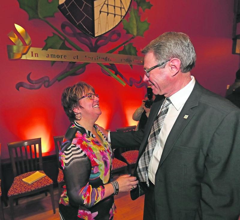 Annie Pelletier, nouvelle représentante du district Saint-Sacrement au conseil municipal, en compagnie du maire Claude Corbeil. Photo Robert Gosselin | Le Courrier ©