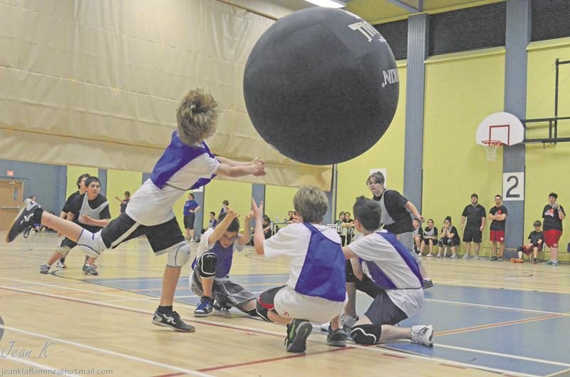 Une quarantaine d’équipes sont attendues au Défi Kin-Ball au cours de la fin de semaine.  Photo Courtoisie Fédération québécoise de Kin-Ball