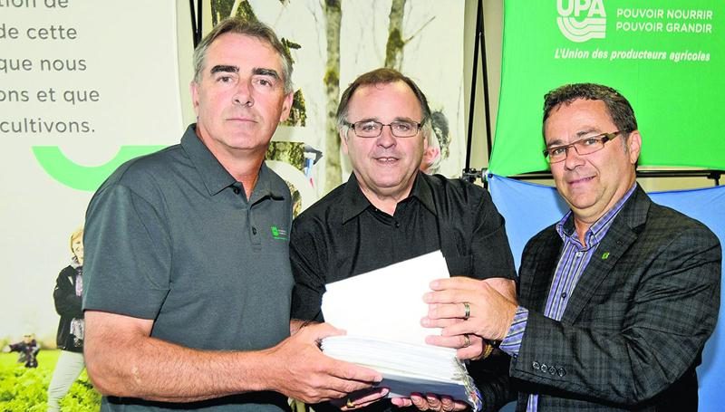 Sur la photo, dans l’ordre habituel, Marcel Groleau, producteur de lait et président de l’UPA; Alain Laflamme, éleveur de porcs à Saint-Simon et Christian St-Jacques, président de la Fédération de l’UPA de la Montérégie. Photo François Larivière | Le Courrier ©