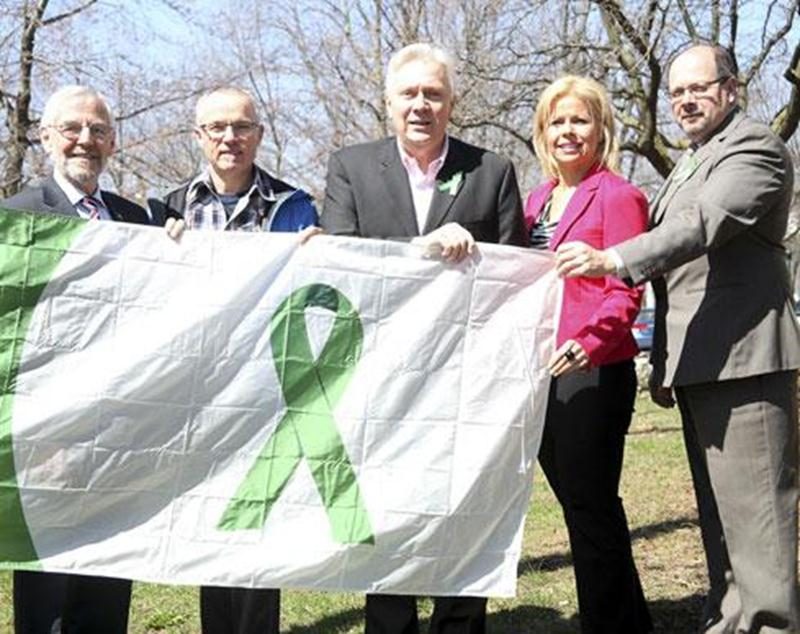 Le maire Claude Bernier, Bertrand Houle, transplanté des reins, Richard Tremblay, de Transplant Québec, Chantal Frigon et Sylvain Giard, de la Ville de Saint-Hyacinthe, ont hissé le drapeau symbolisant le don d'organes.