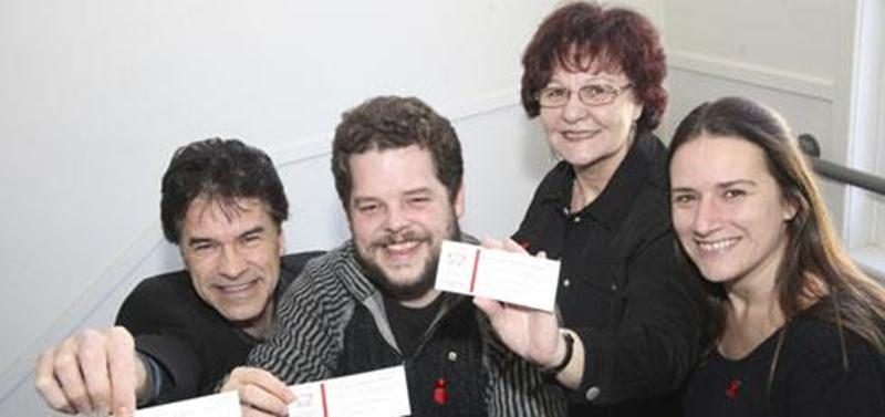 Yvan Pion, auteur-compositeur-interprète; Alexandre Côté, directeur général de l'organisme Les Oies Blanches Actions Hépatites - VIH et intervenant; Micheline Lavallée, adjointe administrative; et Valérie Ouellet, présidente de l'organisme.