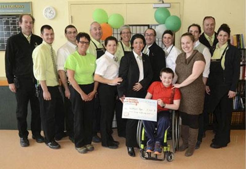 Loblaws a remis récemment un montant de 5 500 $ de la Fondation pour enfants Le Choix du Président à William Caya, un garçon de 8 ans du quartier Sainte-Rosalie à Saint-Hyacinthe, qui servira à l’achat d’un fauteuil roulant hippocampe. Sur la photo, on reconnaît : William et sa mère, Maude Fillion, ainsi que la directrice du Loblaws de Saint-Hyacinthe, Julie St-Pierre, et une partie de son équipe.