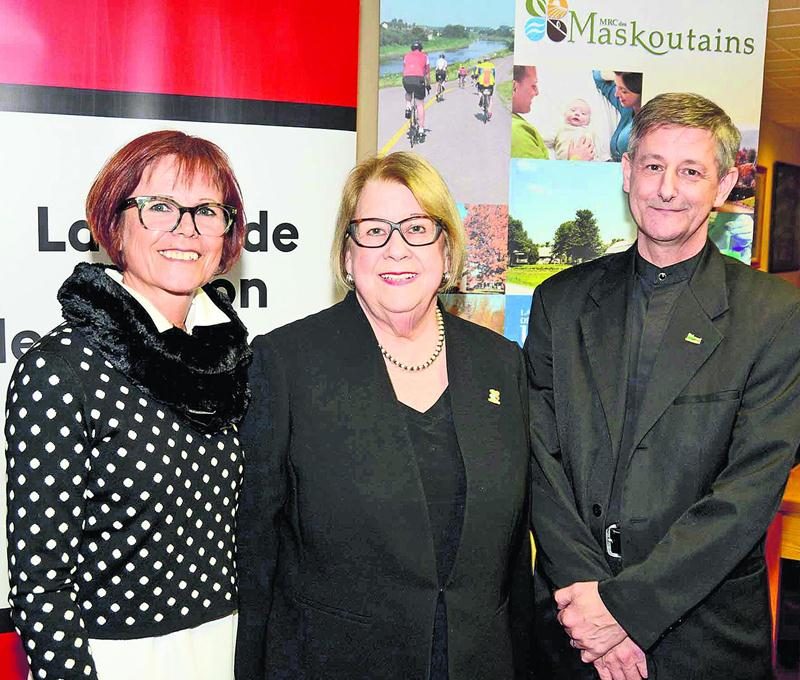 Lise Désautels, du CISSS de la Montérégie Est, Francine Morin, préfet de la MRC des Maskoutains et André Lefebvre, maire de Sainte-Madeleine et porte-parole de la campagne 2016, invitent les citoyens à participer nombreux à cette nouvelle édition du Défi Santé.   Photo François Larivière | Le Courrier