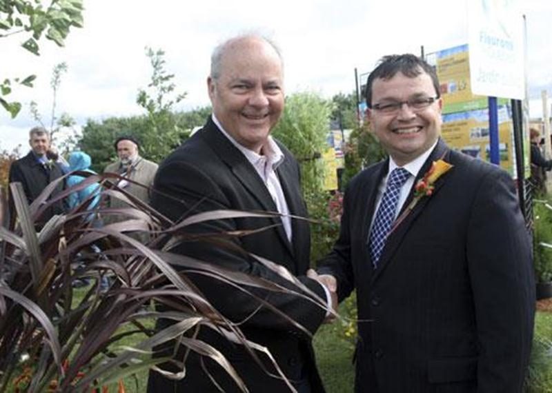 Pierre Cadieux, directeur de l'Alliance canadienne de l'horticulture ornementale, en compagnie de Jacques Gourde, député de Lotbinière-Chutes-de-la-Chaudière.