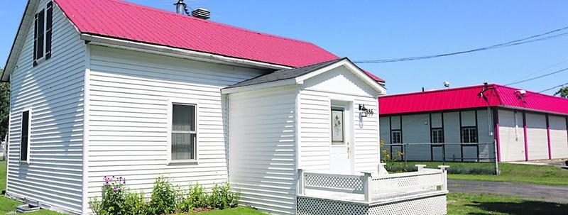 Acquise par la municipalité, cette maison sise au 886, rue Principale a été démolie tout récemment. C’est là que doit être construit le nouvel édifice municipal de La Présentation. Photo Robert Gosselin | Le Courrier ©