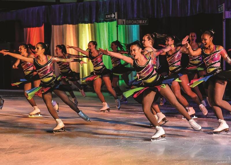 Les Pirouettes de Laval, invitées spéciales à cette Revue sur glace, ont offert un numéro explosif sur la musique des Black Eyed Peas.
