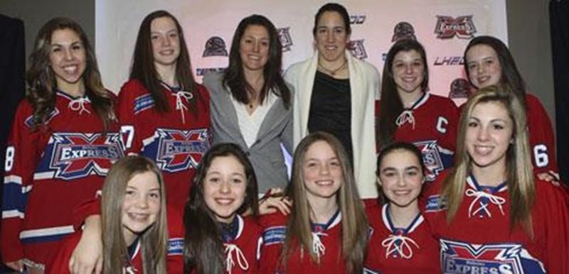 Charline Labonté et Caroline Ouellette sont entourées des joueuses de l'Express du Richelieu provenant de la grande région maskoutaine. Première rangée : Alice Fluet, Rose Laliberté, Morgane Lafleur, Juliette Auger et Éloïse Dubé. Deuxième rangée : Alexane Dubé, Audrey Gervais, Audrey Belzile (La Présentation) et Rosalie Hétu (Saint-Dominique). Absente de la photo : Éloïse Bibeau de Saint-Jude.