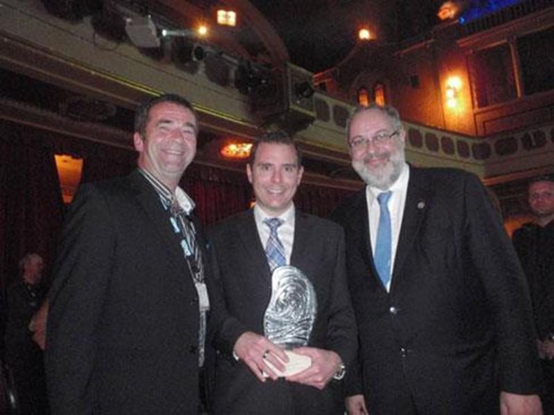 De gauche à droite : Sylvain Michon, président de OBV-Yamaska, Jonathan Robin, vice-président Groupe Robin, propriétaire du Holiday Inn Express & Suites Saint-Hyacinthe, et Pierre Arcand, ministre du Développement durable, de l’Environnement et des Parcs (MDDEP).