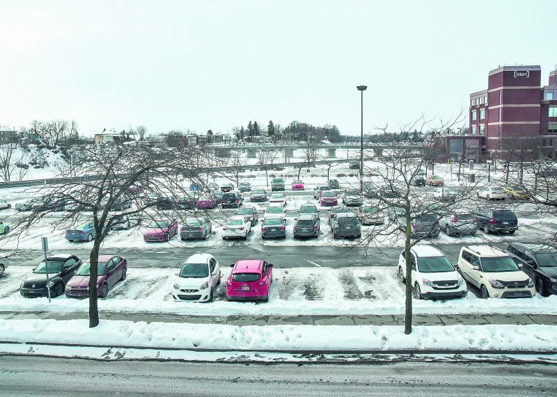 Le stationnement municipal Intact situé au centre-ville est dans la mire du promoteur immobilier lavalllois, Réseau Sélection, qui vise la construction d’une résidence pour personnes âgées.  Photo François Larivière | Le Courrier ©