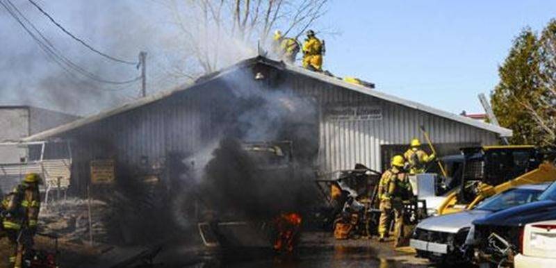L'incendie a pris naissance dans un camion situé à l'extérieur du garage.