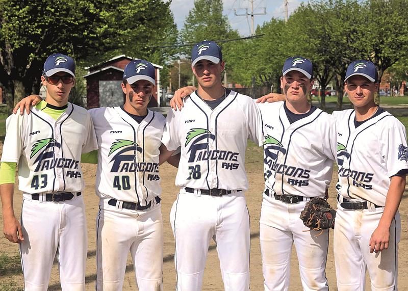 Sur la photo, les joueurs des Faucons issus de l’école Fadette : Kirk Fryer, Charles Deguire, Cédric Desnoyers, Zachary Grenier et Frédéric Archambault. Absents: Nicolas Neveu et Cédric DeGrandpré. Photo Robert Gosselin | Le Courrier ©