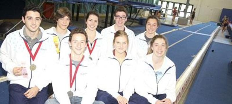 À l'avant, on retrouve Kevin Desjardins-Rodier, Simon Laporte, Stéphanie Pelletier, Amélie Pietroniro-Savoie et à l'arrière, Anthony Gingras, Ester Falardeau, Jean-Philippe Camirand et Marjorie Monette.