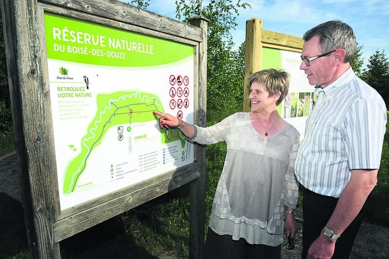 La présidente du Boisé des Douze, Céline Lussier Cadieux, était ravie de présenter les nouveaux panneaux d’interprétation au maire de Saint-Hyacinthe, Claude Corbeil.  Photo François Larivière | Le Courrier ©