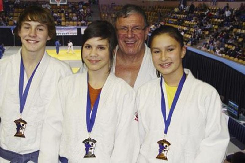 Les médaillés de l'Omnium de Montréal : Benjamin Daviau, Sandrine Fournier et Audrey Poirier, accompagnés de leur entraîneur, Louis Graveline. Absent sur la photo : Émile Charbonneau.