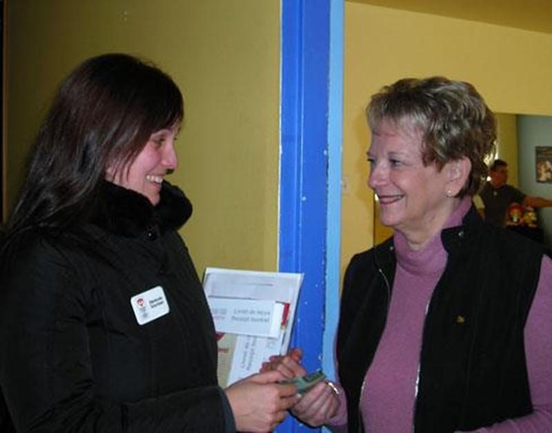 La Fondation des maladies du coeur tiendra bientôt sa première campagne annuelle de porte-à-porte à Saint-Hyacinthe, La Présentation, Saint-Damase, Saint-Dominique et Sainte-Madeleine. Du 21 novembre au 4 décembre, plus de 205 bénévoles visiteront entre dix et trente maisons sur leur rue ou une rue avoisinante afin de recueillir des dons. Ceux-ci serviront à l’avancement de la recherche sur les maladies cardiovasculaires ainsi qu’à la promotion de la santé du coeur. Pour vous porter bénévole ou