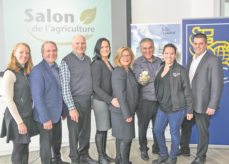 Sur la photo, dans l’ordre habituel, Sophie Gendron, Serge Lefebvre, André Cécyre, Josiane Leduc, Manon Théorêt, Jean Fontaine, Émilie Fontaine et Jean-François Fontaine. Photo François Larivière | Le Courrier ©