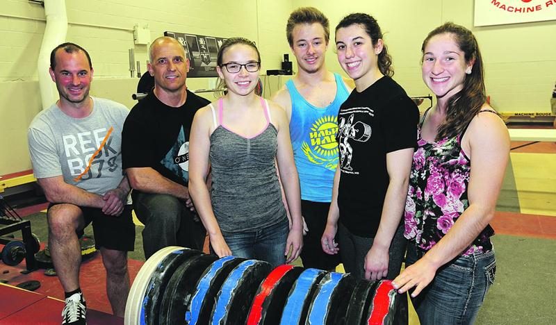 La Machine Rouge fera un retour en force au Championnat du monde junior avec la présence de Cynthia Barrette, Gabriel Dagenais, Tali Darsigny et Caroline Lamarche-McClure. Ils sont accompagnés sur la photo des entraîneurs Denis Desgranges et Yvan Darsigny. Photo Robert Gosselin | Le Courrier ©