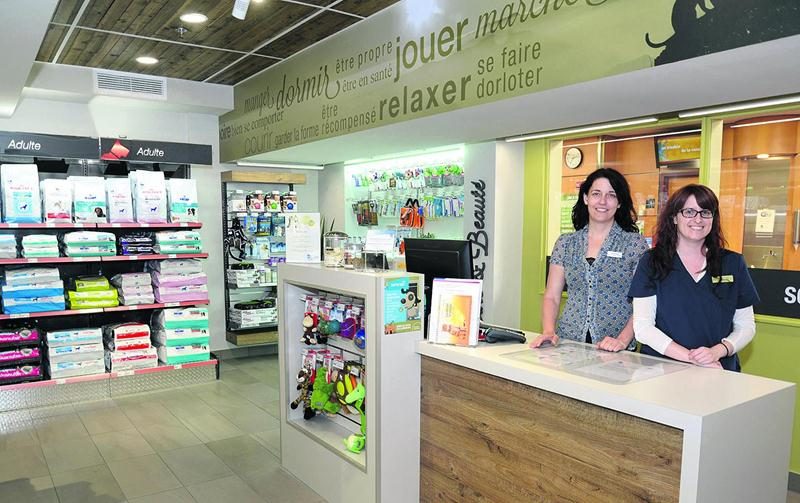 La docteure Josiane Houle, directrice des opérations hospitalières au CHUV et Annie Lemieux, technicienne en santé animale, derrière le comptoir de la nouvelle boutique. Photo François Larivière | Le Courrier ©