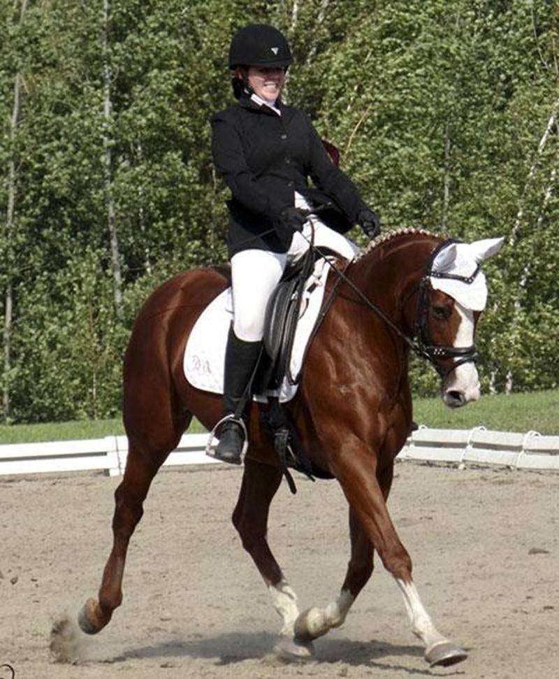 Mélissa Jodoin lors des Jeux équestres du Québec sur sa monture, O'Phélie.