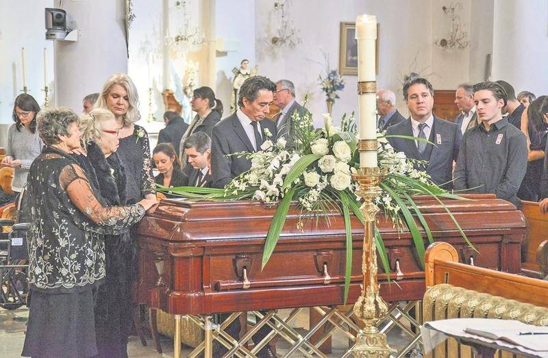 Des membres de la famille de M. Gagnon se sont recueillis devant son cercueil, dont son épouse Lucie, sa fille Ève Chantal et son fils Jean-François.