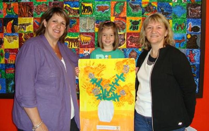 Dans le cadre de l’exposition « Coup de Coeur » qui s’est déroulée du 29 avril au 1<sup>er</sup> mai aux Galeries St-Hyacinthe, le coup de coeur du public a été remis à une élève de maternelle de l’école Bois-Joli-Sacré-Coeur, Justine Petit. Durant le thème consacré aux grands peintres, les élèves d'Anny Gingras ont réalisé une reproduction des tournesols de Vincent Van Gogh. Sur la photo on reconnaît, de gauche à droite, Anny Gingras, enseignante; Justine Petit et Lysane Senécal, directrice adj