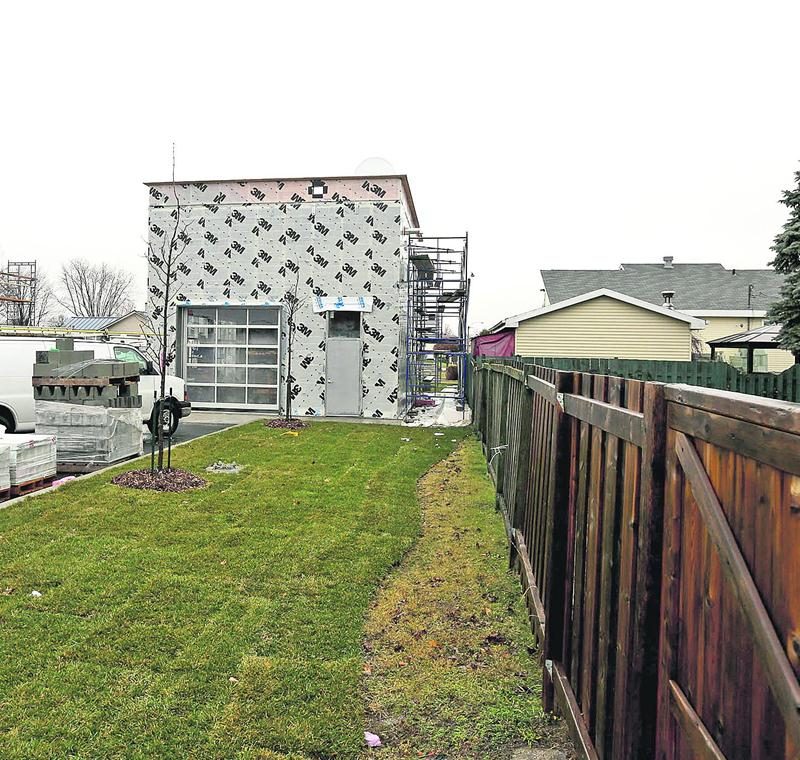 Le petit complexe commercial en construction, avenue Saint-Louis,  soulève des questions, ­principalement en ce qui concerne l’implantation d’un lave-auto près des maisons. Photo Robert Gosselin | Le Courrier ©