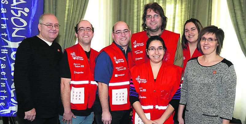 Pour une 26e année, les automobilistes maskoutains pourront compter sur les bénévoles d’Opération Nez rouge pour un retour sans danger. Sur la photo : Jacques Berger, directeur d’Opération Nez rouge, Julie Lepage, coordonnatrice d’Opération Nez rouge et des bénévoles de longue date.  Photo François Larivière | Le Courrier ©