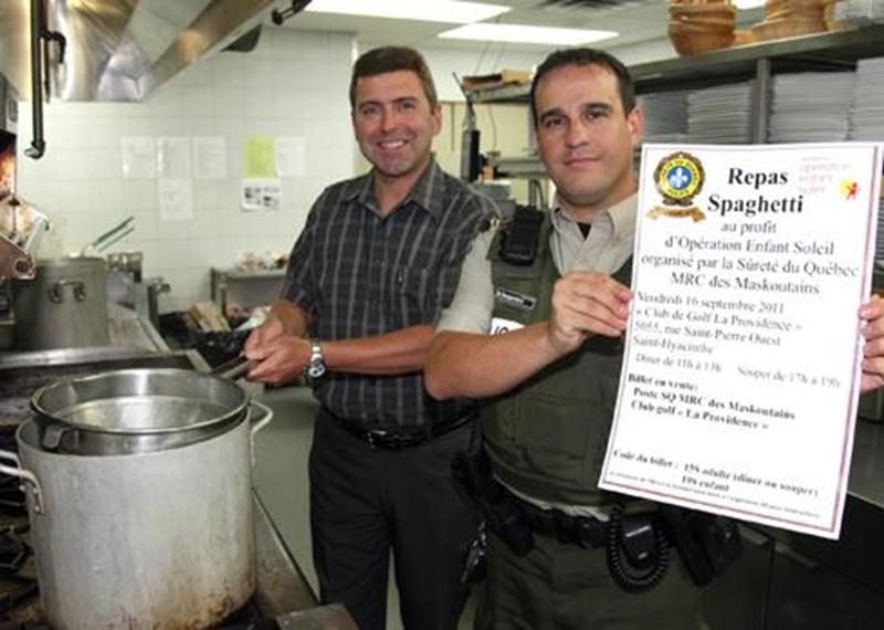 Le policier Benoit Desjardins et le directeur administratif du Club de Golf La Providence André Arpin invite la population à un repas spaghetti.