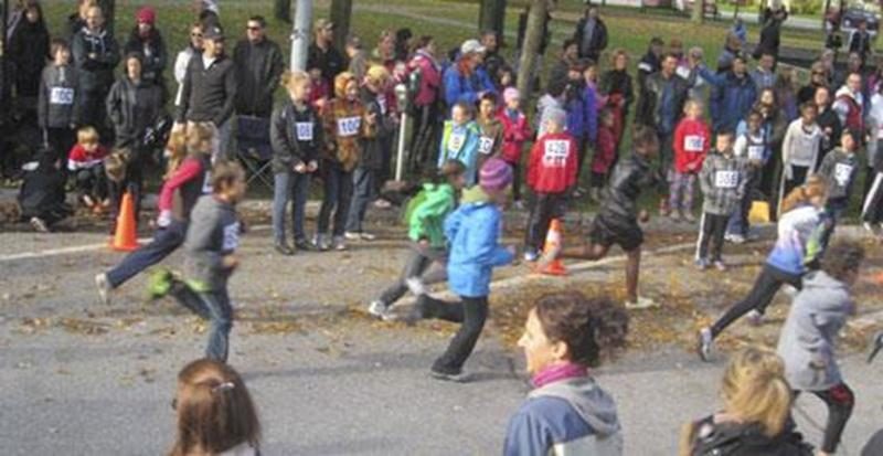 Le dimanche 7 octobre, c'est par une température idéale pour courir que s'est déroulée la 43 e édition du Relais 2 heures. Le record de l'an dernier a été légèrement surpassé avec trois équipes et 14 coureurs de plus. Au total, 401 coureurs répartis comme suit : 68 équipes de catégorie « Minime » à la course d’une heure; 14 équipes « Cadet à Vétéran » au Relais 1 heure et 29 équipes « Juvénile à Vétéran » pour le Relais 2 heures. La popularité de cette course autour du parc Dessaulles augmente d