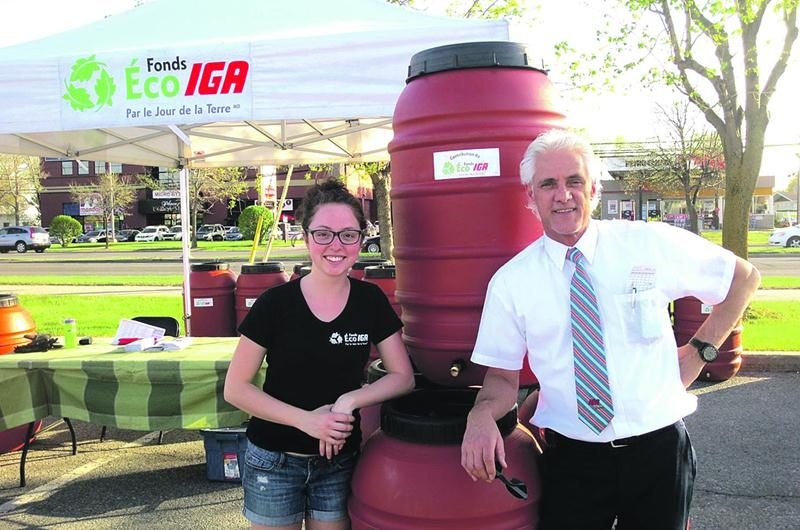 Sur la photo, on reconnaît Dominik Hamel, directeur du IGA extra St-Hyacinthe; et Ariane Jobin, agente de sensibilisation en environnement.