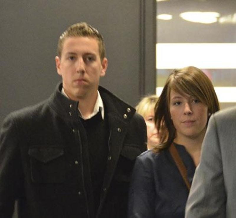 Bien que préparés au pire, Francis et Élizabeth Laplante sont sous le choc. Ils ont assisté à la comparution de leur père, accusé du meurtre de leur mère.