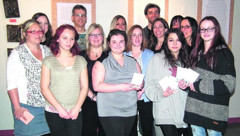 Sont présents sur la photo, de gauche à droite, à l’avant : Stéphanie Bernier, Laurie Pouliot, Marilynn Gariépy, Émilie Grenier, Gabrielle Lemonde, Kelly Patenaude et Noémie Lemonde. À l’arrière, dans le même ordre : Josianne Ménard, Marcel Gélinas, Précillia Brasseur, Philippe Laprade, Kim Barré, Caroline Lavoie et Nathalie Faucher.