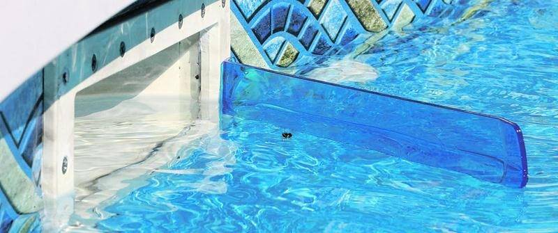 O’Dflecteur est un déflecteur souple facilitant le nettoyage d’une piscine résidentielle en dirigeant les débris en suspension sur l’eau vers l’écumoire. Photo Robert Gosselin | Le Courrier ©