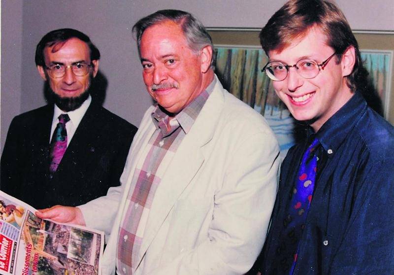 Léandre Dion (à gauche) a été élu député de Saint-Hyacinthe en même temps que Jacques Parizeau accédait au titre de premier ministre du Québec. Les deux hommes posent avec Benoit Chartier, aujourd’hui éditeur du COURRIER, lors de la visite de M. Parizeau à l’été 1994. Photothèque | Le Courrier ©