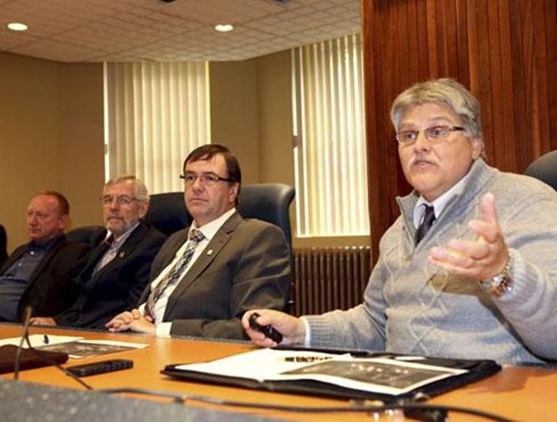 Pierre Mathieu, conseiller technique en traitement de l'eau à la Ville de Saint-Hyacinthe, Louis Bilodeau, directeur général, le maire Claude Bernier et le directeur des Travaux publics, Yvan De Lachevrotière (à l'extrême gauche), ont fait le point dans le projet de biométhanisation.