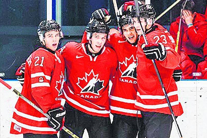Anthony Beauvillier (à gauche) a apprécié son expérience au Championnat du monde de hockey junior, malgré l’élimination rapide de l’équipe canadienne. Photo hockeycanada.ca