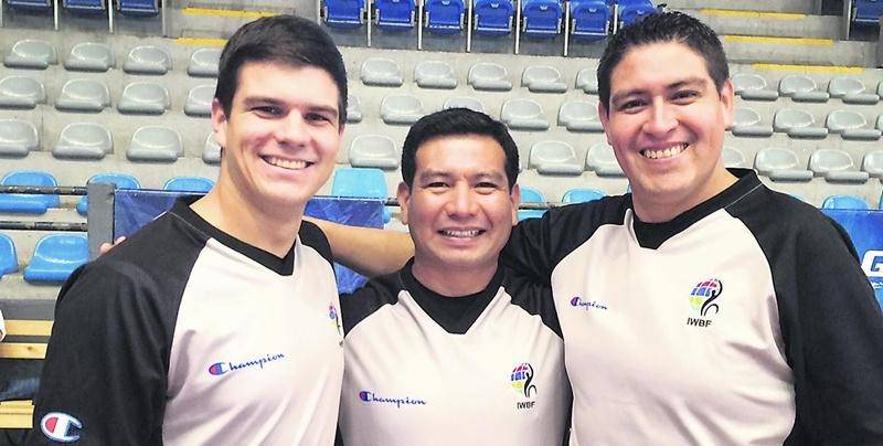 Alexandre Lapointe (à gauche) s’est rendu au Guatemala où il a obtenu sa licence internationale de la zone des Amériques en arbitrage de basketball en fauteuil roulant. Photo Courtoisie