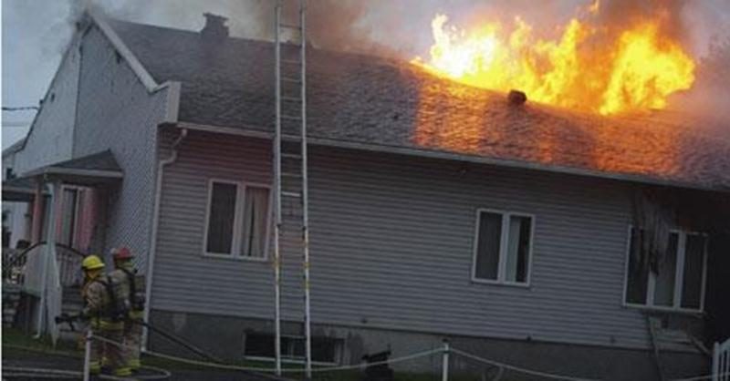 Des pompiers de cinq municipalités ont tenté de maîtriser les flammes.