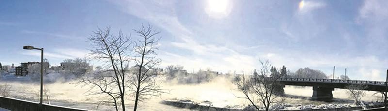 Le brouillard s’est formé sur et tout autour d’une rivière Yamaska sans son couvert de glace habituel à cette période de l‘année.