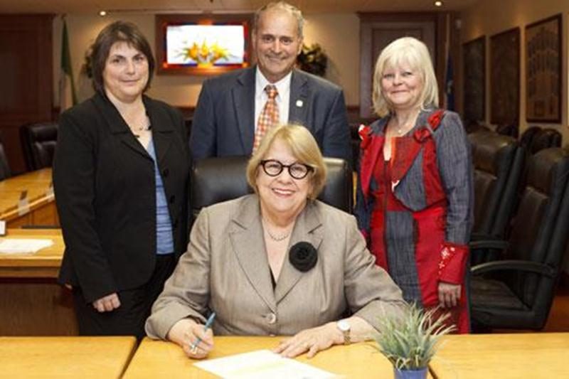 La préfet de la MRC Les Maskoutains, Francine Morin, maire de Saint-Bernard-de-Michaudville, a signé la Déclaration en faveur de la famille en présence de Raymonde Plamondon, mairesse de Saint-Valérien-de-Milton et présidente de la Commission permanente de la famille, Arthur Fauteux, maire de Cowansville et président de la CRÉ de la Montérégie Est et Nicole Laverdière, directrice générale de la Chambre de commerce et de l'industrie Les Maskoutains.