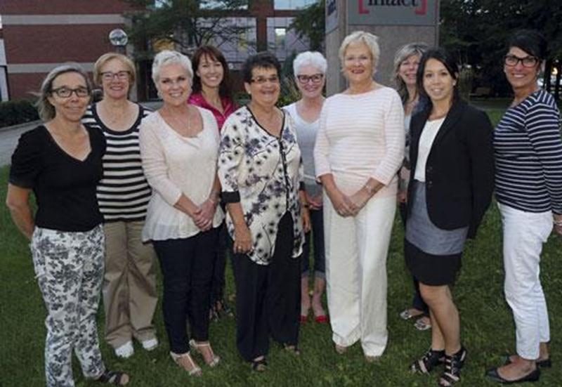 Le comité organisateur du 10 e Mardi de filles de la Société canadienne du cancer est composé, de gauche à droite à l'avant, d'Anick Larivière, Linda Leduc, Ginette Comtois, agente de développement de la Société canadienne du cancer, Sylvie Chagnon, présidente d’honneur, Stéphanie Destrempes et Louise Beauregard. À l'arrière, dans le même ordre : Jeanne Demers, Nancy Blanchette, Diane St-Pierre et Jocelyne Deslandes.