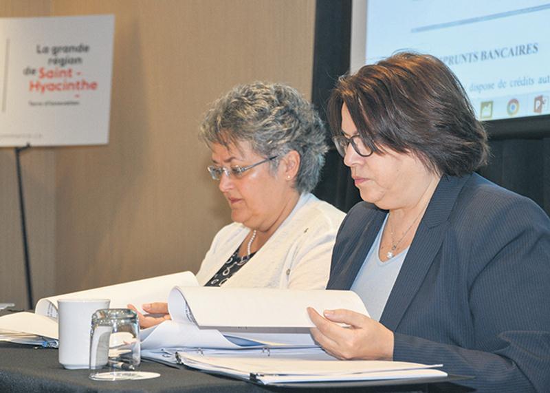 La présidente de la Chambre de commerce de la grande région de Saint-Hyacinthe, Jacqueline Rainville, et la nouvelle directrice générale, Lucie Guillemette, ont présenté dernièrement le rapport d’activités 2017-2018. Photo François Larivière | Le Courrier ©