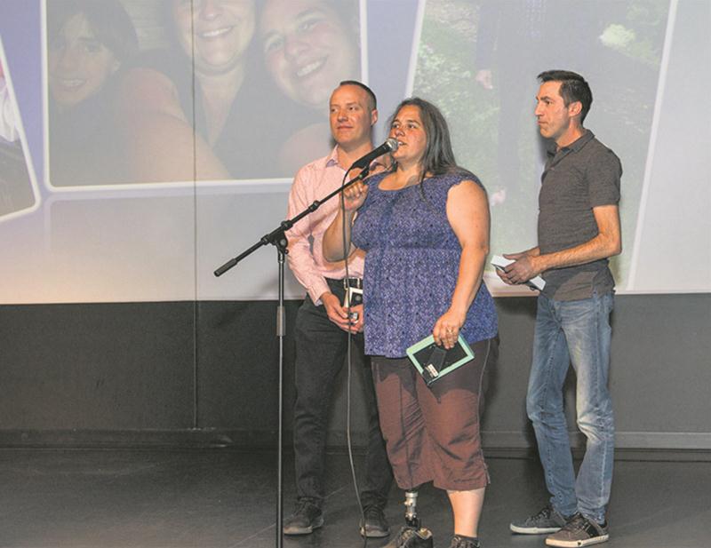 Les fondateurs du JAG, Éric Duchesneau, Mélanie Richer et Éric Saint-Pierre, lors de l’hommage qui leur a été rendu pendant la soirée « Haut en couleur! » où étaient remis les prix Jaguar 2018.  Photo courtoisie