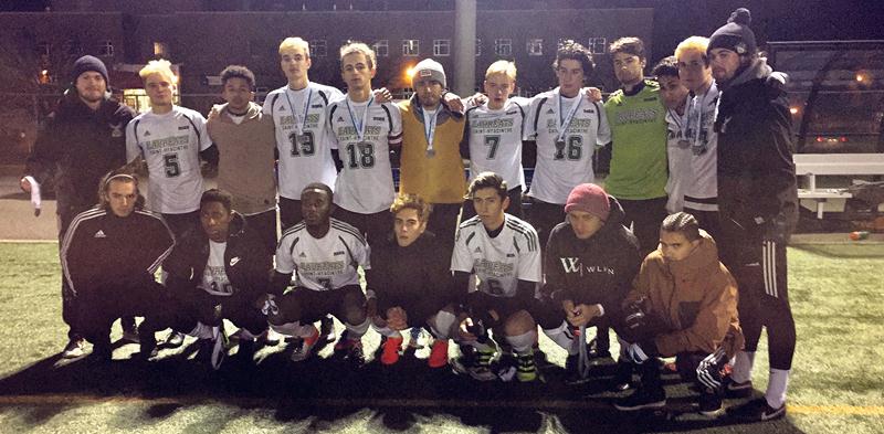 Malgré la déception à la suite d’une défaite de 1 à 0 en finale, les Lauréats tirent une grande fierté des exploits accomplis lors de cette saison qui passera à l’histoire au Cégep de Saint-Hyacinthe.  Photo courtoisie