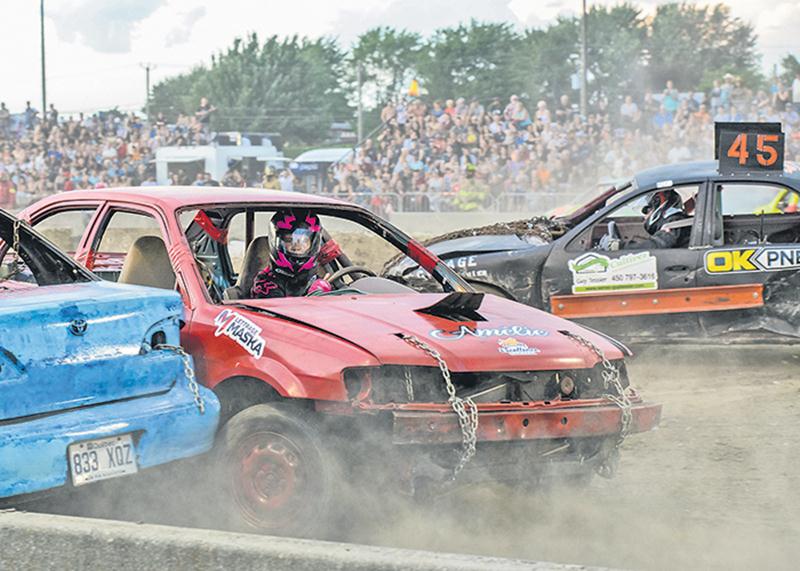 Le Super derby de démolition attire année après année de nombreux spectateurs. Sur la photo, la Maskoutaine Amélie Bourgeois qui en était à sa seconde participation n’a pu terminer sa course en raison d’un bris de moteur. Organisée sur trois jours, cette activité regroupait au total 245 bolides.