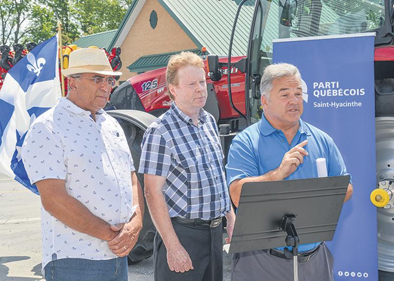 Les candidats péquistes Jacques Tétreault, André Villeneuve et Daniel Breton étaient de passage à l’Expo pour parler d’agriculture. Photo François Larivière | Le Courrier ©
